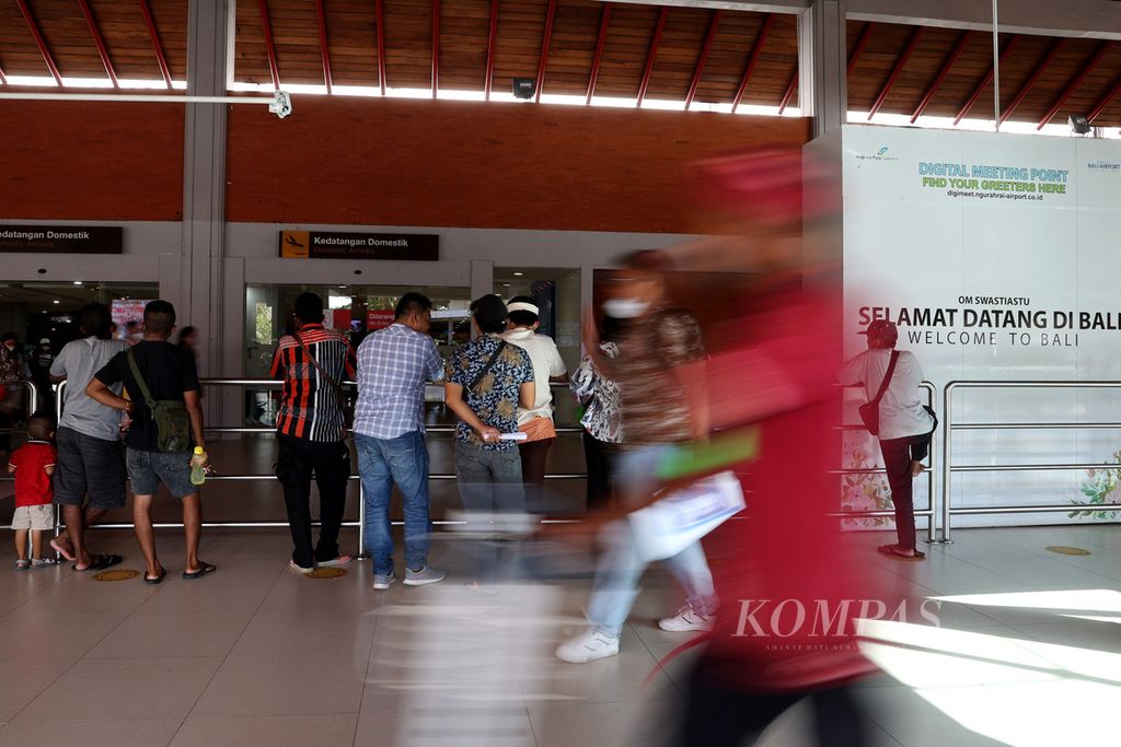 Penjemput menanti tamu mereka di Bandara I Gusti Ngurah Rai, Bali, Selasa (5/7/2022). 