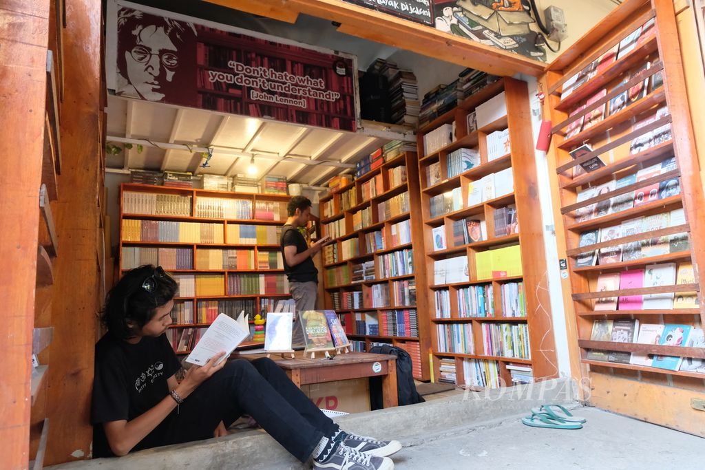 Suasana toko buku Merahitam di Makassar, Sulawesi Selatan, Selasa (17/10/2023). Toko yang dibuat pada 2019 ini lantas berkembang menjadi penerbitan buku lokal pada 2020. Hingga kini, Merahitam telah menerbitkan setidaknya tujuh judul buku. Kehadiran penerbit lokal menumbuhkan buku-buku dengan narasi lokal yang memperkaya referensi bacaan.
