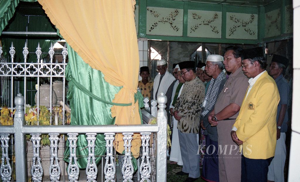 Makam Ulama Besar -- Menteri Negara Sekretaris Kabinet (Menseskab) Drs Saadillah Mursjid MPA dalam kunjungan delapan hari ke Kalimantan Selatan sejak 29 Maret 1997 menyempatkan diri berziarah ke makam ulama-ulama besar di Banjarbaru, Kandangan, dan Amuntai.