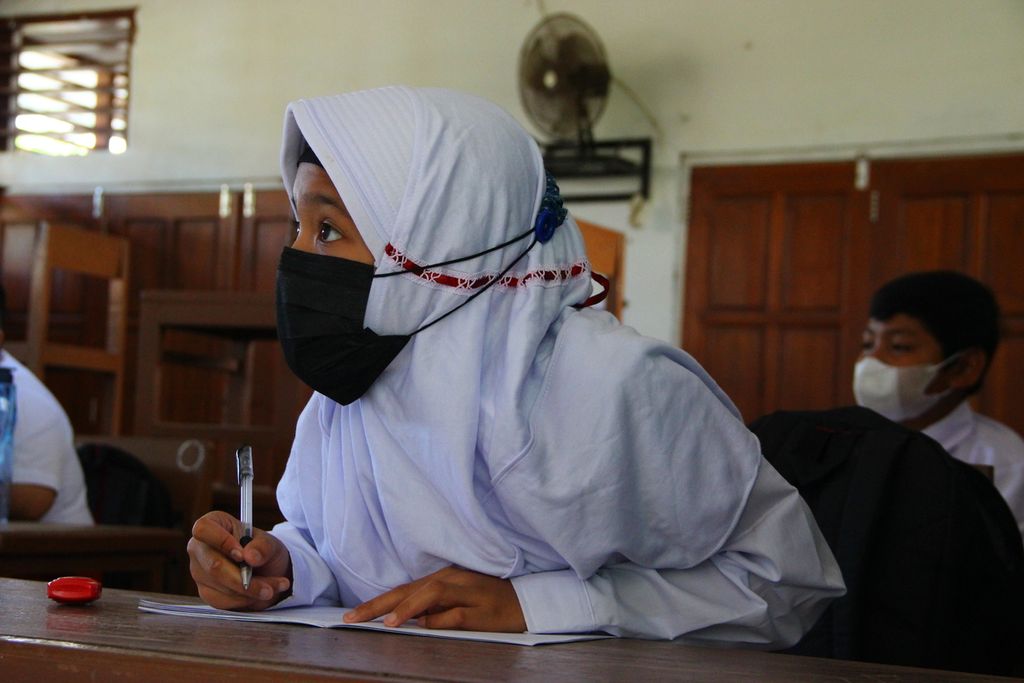 Siswa Sekolah Dasar Bertingkat Negeri Naikoten, Kota Kupang, Nusa Tenggara Timur, serius mengikuti pembelajaran tatap muka, Senin (20/9/2021). Setiap hari, pembelajaran berlangsung selama dua jam.