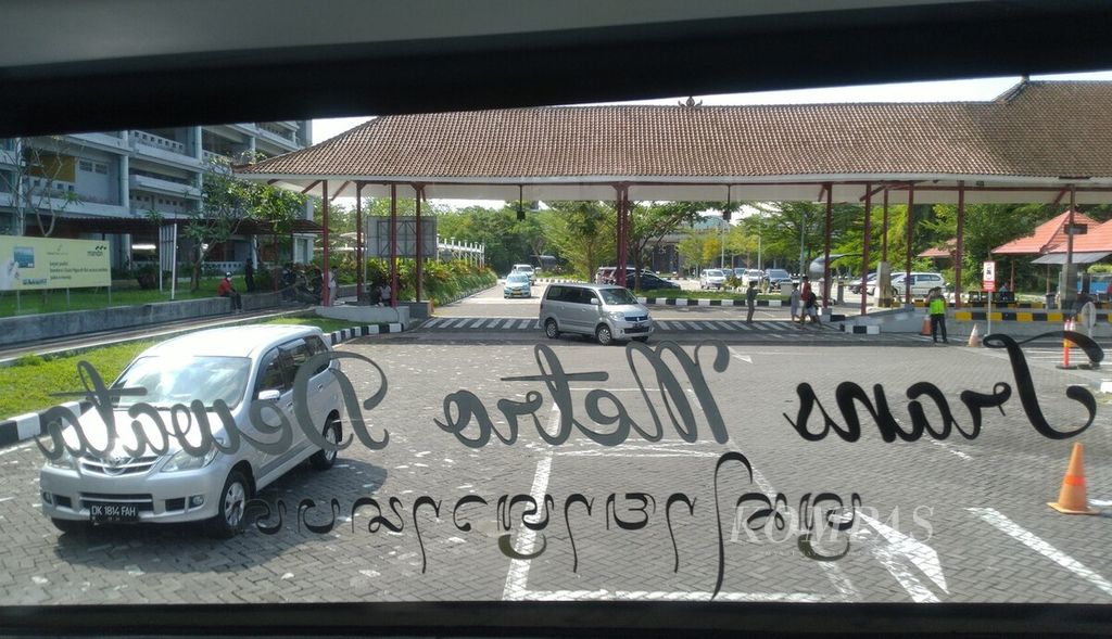 Bus Rapid Transit (BRT) Trans Metro Dewata sebagai program <i>buy the service</i> (BTS) angkutan publik di Kota Denpasar dan kawasan aglomerasi Sarbagita di Bali. Suasana dari dalam bus Trans Metro Dewata ketika memasuki kawasan Bandara Internasional I Gusti Ngurah Rai, Badung, Sabtu (28/5/2022).