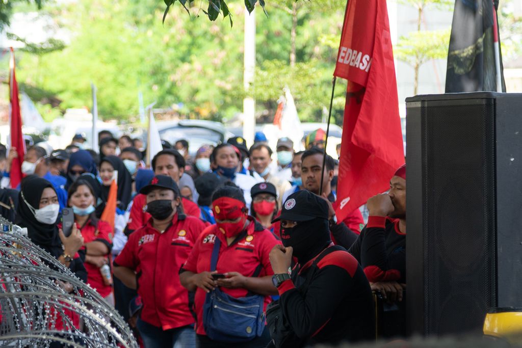Lebih kurang 1.000 buruh berunjuk rasa menuntut kenaikan upah di Batam, Kepulauan Riau, Kamis (25/11/2021).