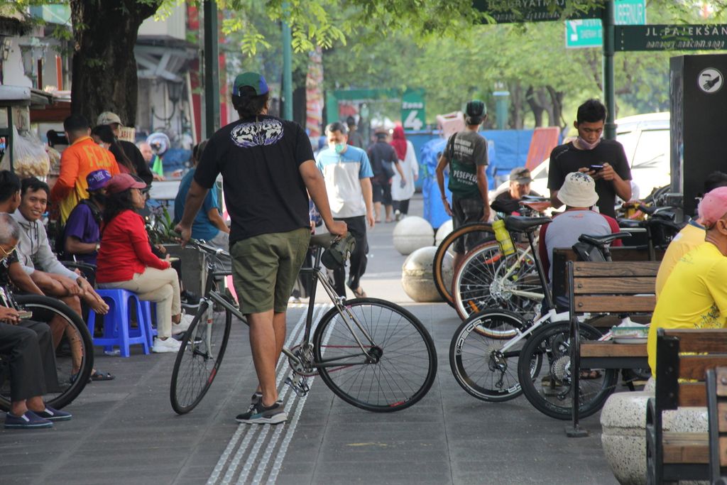 Sejumlah pesepeda beristirahat di kawasan wisata Malioboro, Kota Yogyakarta, DIY, Rabu (8/12/2021) pagi.