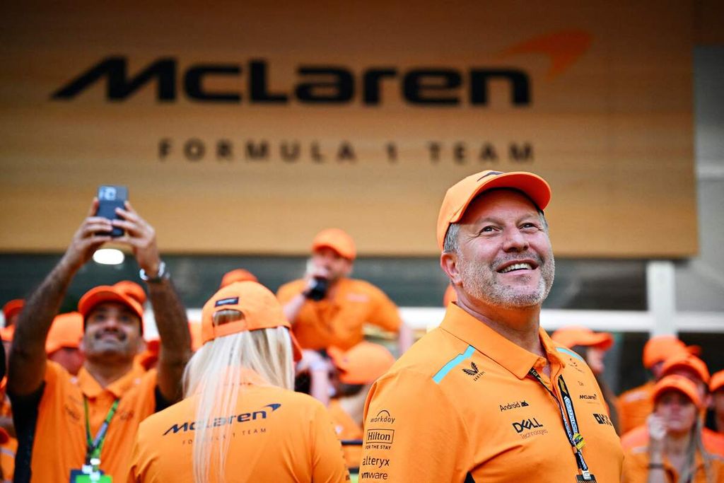 CEO McLaren Zak Brown merayakan kemenangan Lando Norris dalam ajang F1 seri Amerika Serikat di Sirkuit Miami International Autodrome, Miami, Florida, AS, Minggu (5/5/2024).