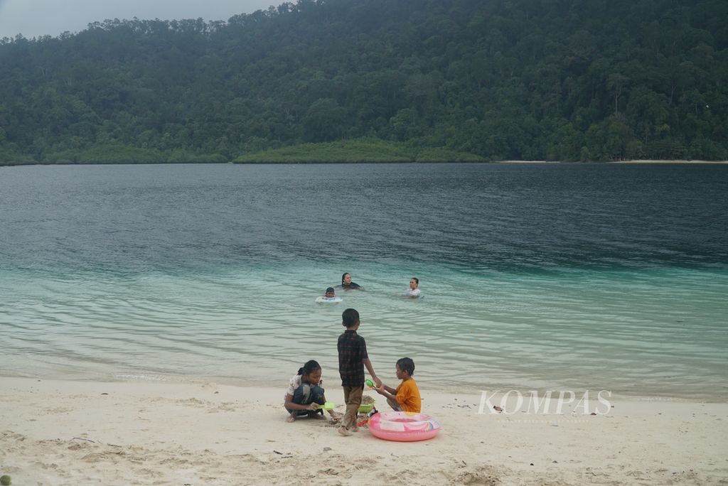 Anak-anak tengah bermain pasir di pantai Pulau Pasumpahan, Kelurahan Teluk Kabung Selatan, Kecamatan Bungus Teluk Kabung, Kota Padang, Sumatera Barat, Minggu (8/10/2023). 