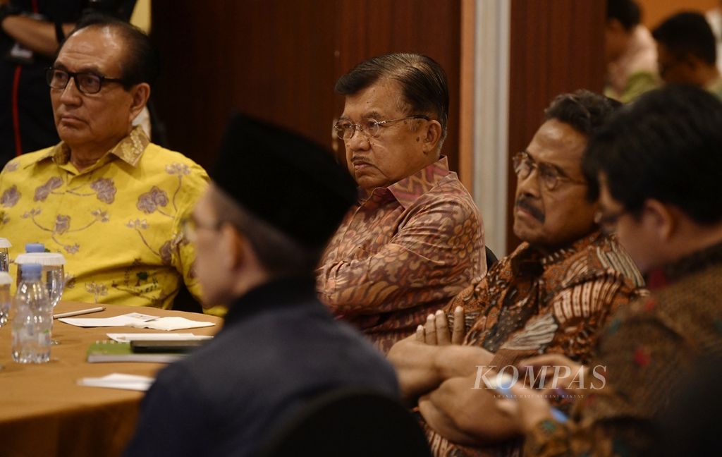 Politisi senior Partai Golkar, Fahmi Idris (kanan), saat menghadiri diskusi publik di Jakarta, Selasa (3/12/2019), bersama HM Jusuf Kalla, Ketua Umum DPP Partai Golkar 2004-2009 (dua dari kiri), serta Wakil Ketua Dewan Pembina Partai Golkar Theo L Sambuaga (kiri).