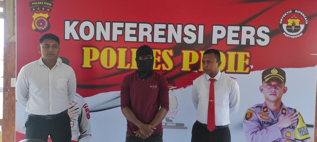 RAH (24), warga Rohingya yang menjadi tersangka penyelundupan orang, saat dihadirkan dalam konferensi pers di Polres Pidie, Aceh, Senin (20/2/2023). RAH berusaha membawa keluar pengungsi Rohingya yang berada di kamp penampungan di Aceh