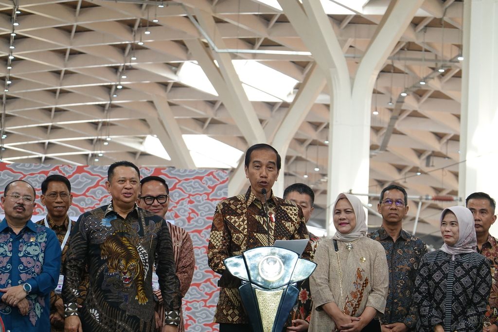 Presiden Joko Widodo meresmikan Kereta Cepat Jakarta-Bandung atau Whoosh. Kali ini, Presiden Jokowi juga kembali menjajal kereta cepat ini pergi pulang dari Jakarta menuju Bandung, Senin (2/10/2023).