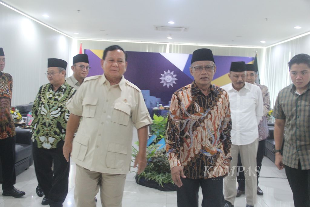 Menteri Pertahanan Prabowo Subianto berjalan bersama dengan Ketua Umum Pimpinan Pusat Muhammadiyah Haedar Nashir seusai pertemuan di Kampus Universitas Ahmad Dahlan, Kabupaten Bantul, Daerah Istimewa Yogyakarta, Jumat (14/7/2023). 