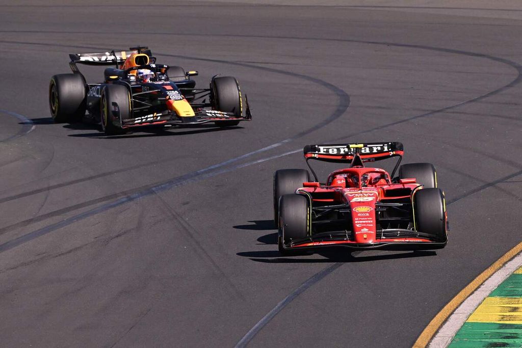 Pebalap Ferrari, Carlos Sainz Jr, memacu mobilnya dibuntuti pebalap Red Bull Max, Verstappen, pada balap Formula 1 seri Australia di Melbourne, Sabtu (24/3/2024). 