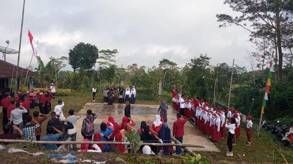 Warga menggelar acara di Dusun Seno, Desa Petung, Kecamatan Pakis, Kabupaten Magelang, Jawa Tengah, Rabu (17/8/2022).