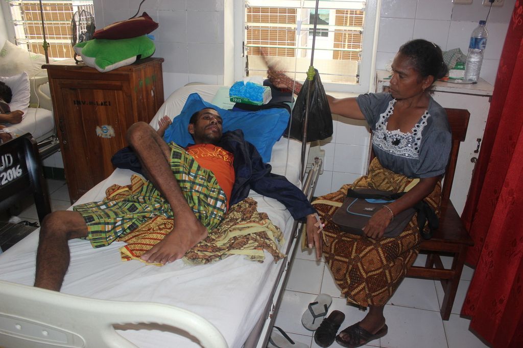 Seorang warga Kefamenanu, Timor Tengah Utara, sedang dirawat di RSUD Yohannes Kupang, Sabtu (15/4/2017) karena menderita sakit komplikasi terutama TB paru.