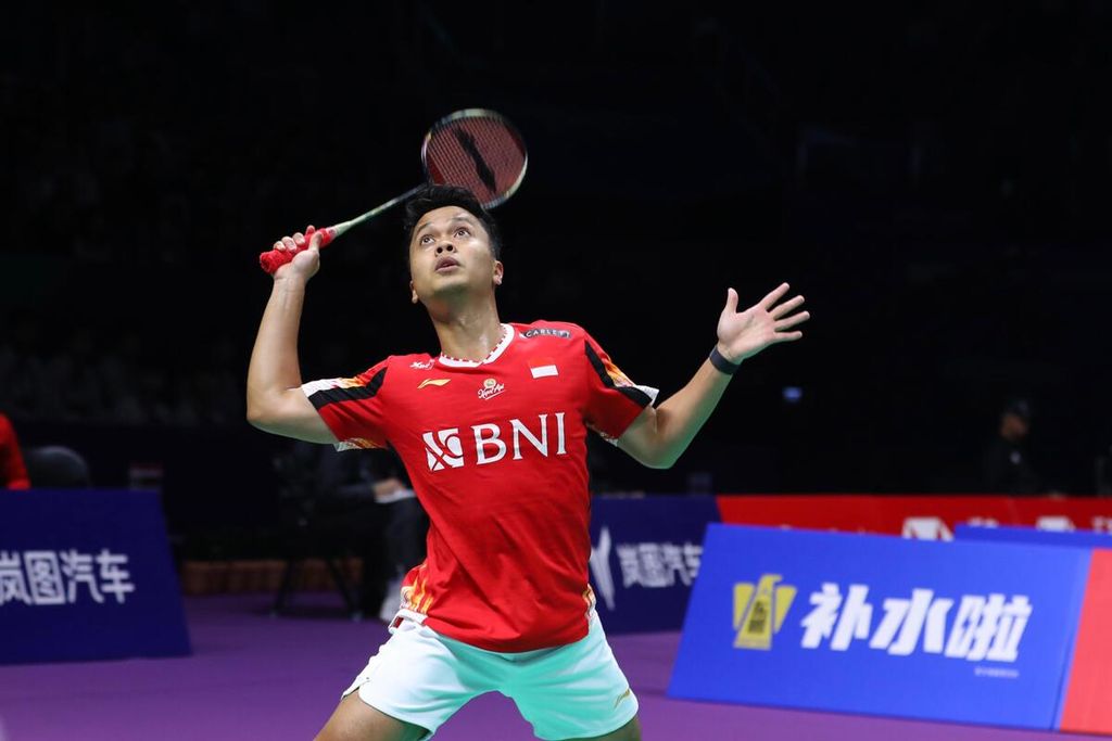 Anthony Sinisuka Ginting mengembalikan kok ke pemain India, Prannoy HS, pada penyisihan Piala Thomas di Chengdu Hi Tech Zone Sports Centre Gymansium, Chengdu, China, Rabu (1/5/2024). Anthony kalah dengan skor 21-13, 12-21, 12-21.