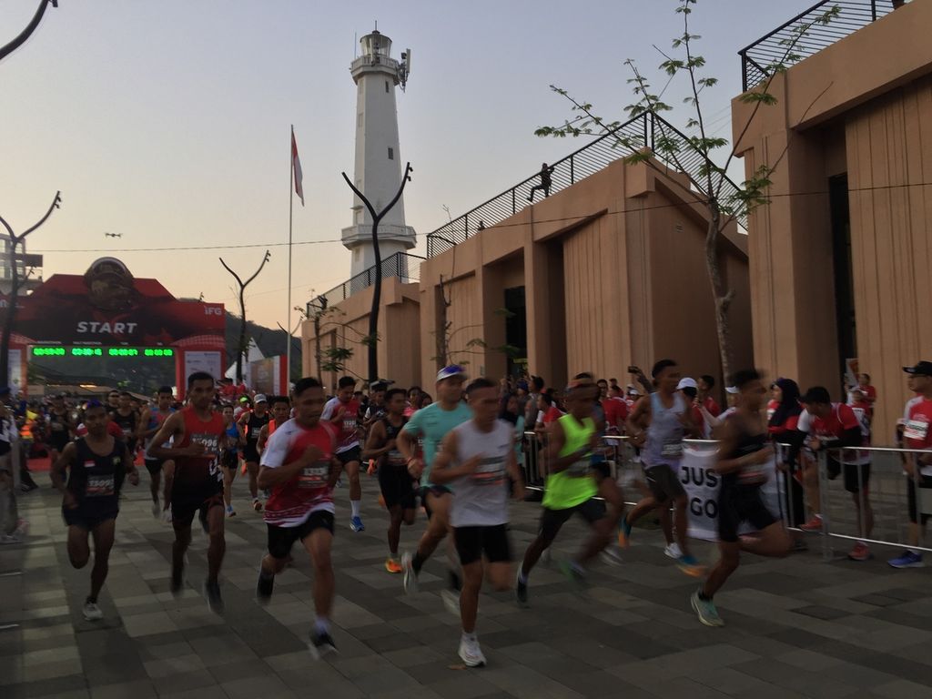 Para peserta lari kategori 10.000 meter (10K) di IFG (Indonesia Financial Group) Labuan Bajo Marathon, Sabtu (4/11/2023), di Manggarai Barat, Pulau Flores, Nusa Tenggara Timur.