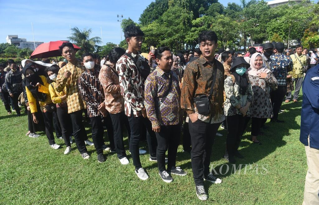 Dengan menggunakan pakaian batik, anggota Kelompok Penyelenggara Pemungutan Suara (KPPS) yang berada di Kecamatan Tegalsari bersiap mengikuti acara pelantikan oleh KPU Kota Surabaya di Tugu Pahlawan, Surabaya, Kamis (25/1/2024).  