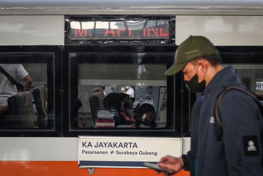 Ilustrasi. Seorang calon penumpang melintasi gerbong kereta api di Stasiun Pasar Senen, Jakarta, Sabtu (15/4/2023). 