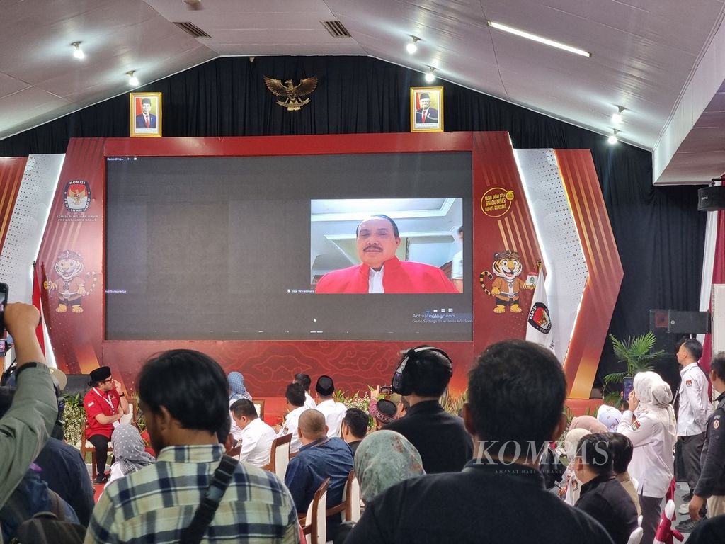 Bakal calon gubernur Jawa Barat dari PDI-P Jeje Wiradinata menyampaikan sambutan lewat panggilan video ke aula kantor Komisi Pemilihan Umum Jawa Barat, Kota Bandung, Kamis (30/8/2024) dini hari.