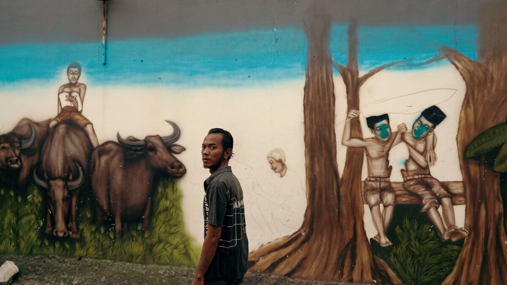 Warga tak mengenakan masker melintasi mural di Tugu Selatan, Koja, Jakarta Utara, Minggu (9/1/2022). Protokol kesehatan 5M tetap harus dijalankan meski sebagian besar warga sudah divaksinasi untuk melindungi diri dan orang sekitar dari penularan Omicron.