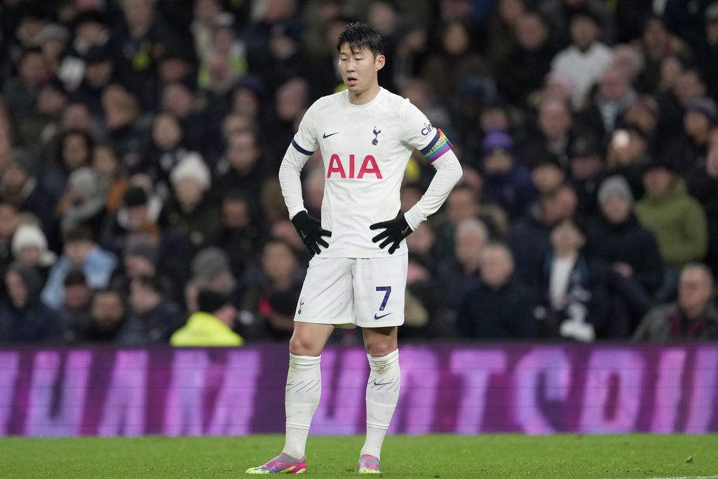 Ekspresi kekecewaan penyerang Tottenham Hotspur, Son Heung-min, saat timnya menjamu West Ham United pada laga Liga Inggris di Stadion Tottenham Hotspur, London, Jumat (8/12/2023) dini hari WIB. Spurs kalah, 1-2.