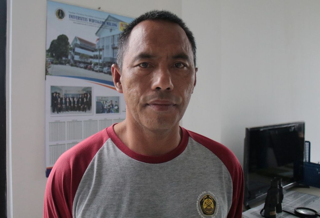 Liswanto, Kepala Pos Pengamatan Semeru di Gunung Sawur, Lumajang, Jawa Timur, 18 Januari 2020.