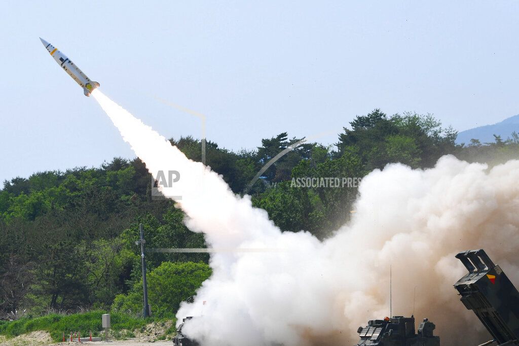 Dalam foto yang disediakan oleh Kementerian Pertahanan Korea Selatan ini, sebuah rudal ditembakkan selama pelatihan bersama antara AS dan Korea Selatan di sebuah lokasi yang dirahasiakan di Korea Selatan, Rabu (25/5/2022).
