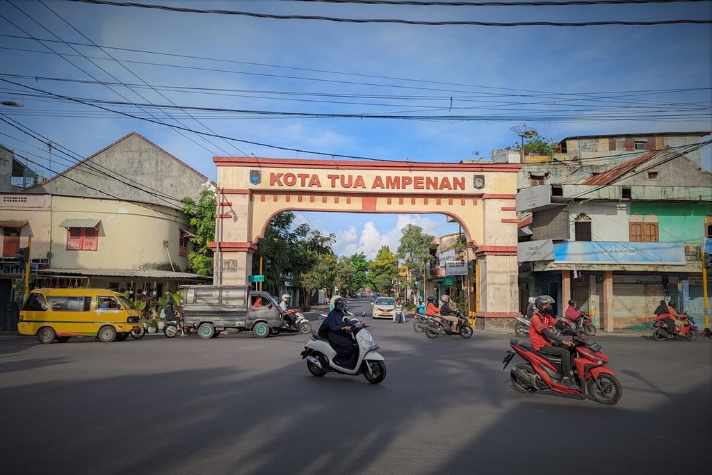 Lalu lintas kendaraan di Kota Tua Ampenan, Mataram.