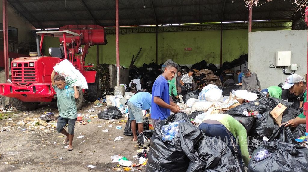 Pekerja memilah ulang sampah yang dikumpulkan di TPST-3R Desa Adat Seminyak, Kuta, Kabupaten Badung, Bali, Rabu (1/6/2022).
