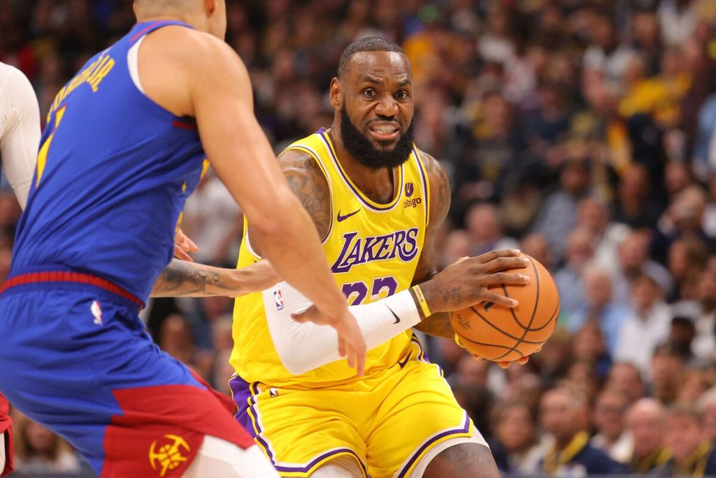 Pemain LA Lakers, LeBron James, menggiring bola saat laga NBA melawan Denver Nuggets di Denver, Rabu (25/10/2023) pagi WIB.
