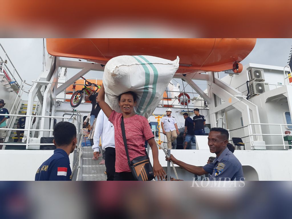 Penumpang turun dari kapal perintis KM Sabuk Nusantara 108 yang sandar di Pelabuhan Menanga, Pulau Solor, Kabupaten Flores Timur Nusa Tenggara Timur, Selasa (1/11/2022). Kapal  tu mengangkut 120 penumpang.
