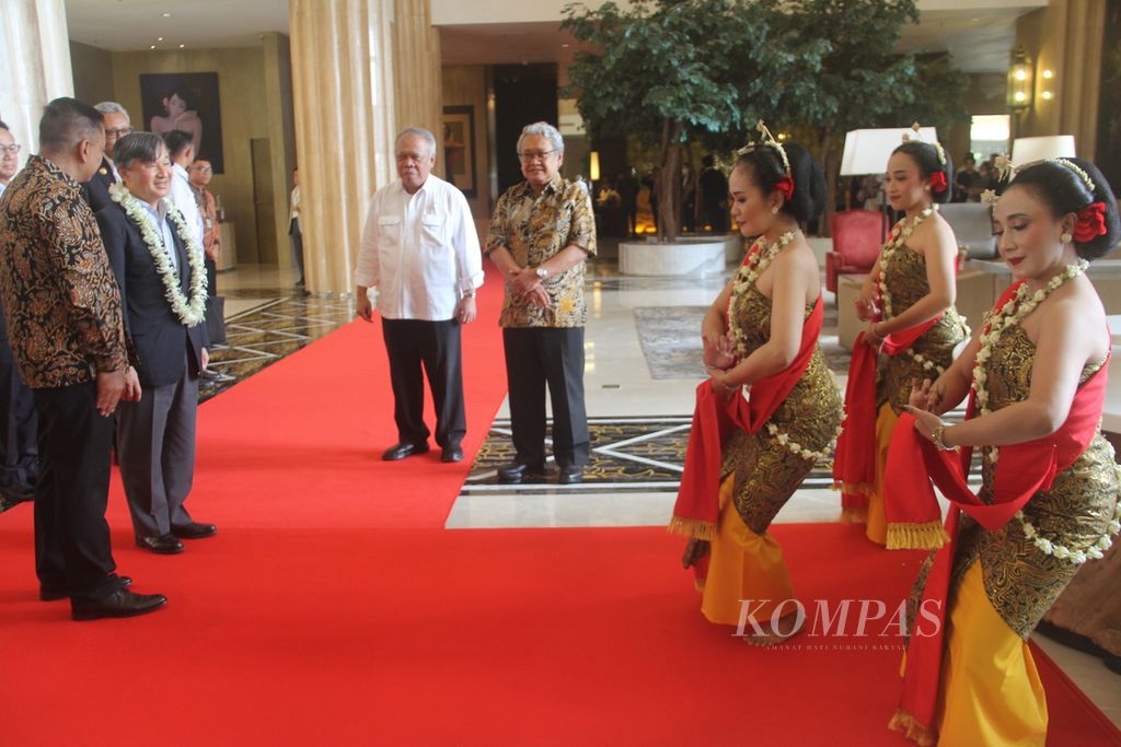 Kaisar Jepang Naruhito menyaksikan penampilan tari Gambyong Pareanom saat tiba di Hotel Tentrem Yogyakarta, Kota Yogyakarta, Rabu (21/6/2023) siang. 
