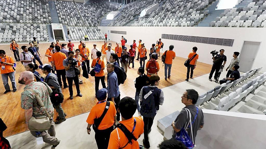 Sebagian jurnalis yang akan meliput Asian Games Jakarta-Palembang 2018 tengah mengikuti rangkaian  acara   World Press Briefing, di Jakarta, Selasa (3/4/2018). Tampak para jurnalis diajak melihat langsung   kesiapan arena Asian Games 2018 di Istora Senayan, Jakarta. 