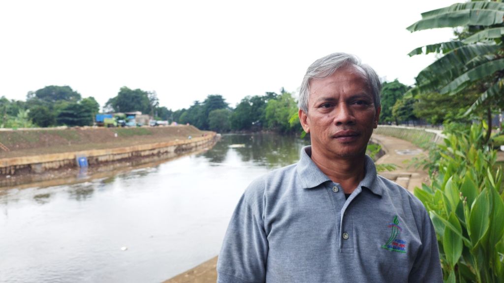 Usman Firdaus (53), the initiator of the Ciliwung Caring Community or Mat Peci explained how the community was founded, on the banks of the Ciliwung River, Cikokol Village, Pancoran District, South Jakarta, Thursday (2/2/2023).