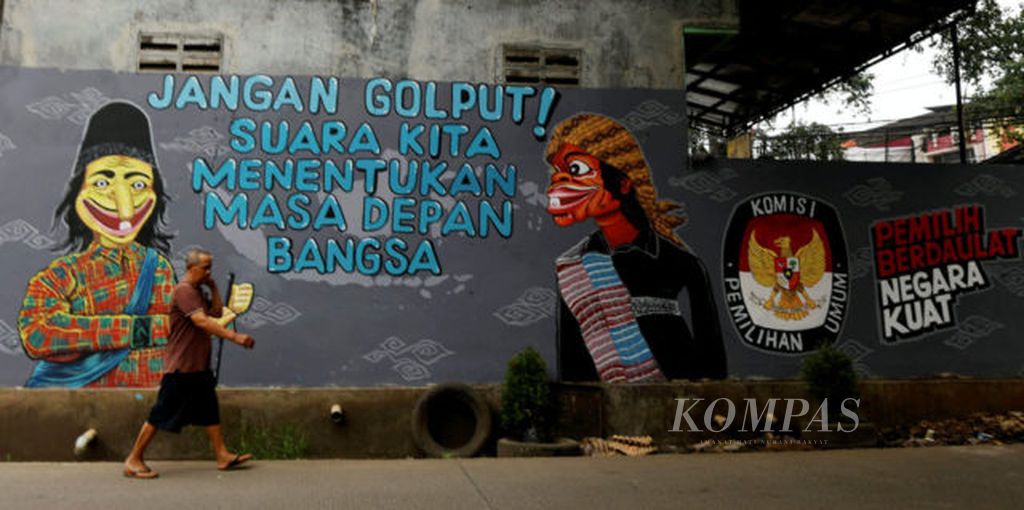 Pesan untuk tidak golput dalam pemilu disampaikan lewat salah satu mural di Kota Tangerang, Banten, Selasa (9/4/2019). Partisipasi warga untuk menggunakan hak pilihnya akan turut menyukseskan pelaksanaan Pemilu 2019 yang berlangsung pada 17 April. Komisi Pemilihan Umum (KPU) menargetkan partisipasi Pemilu 2019 mencapai 77,5 persen.