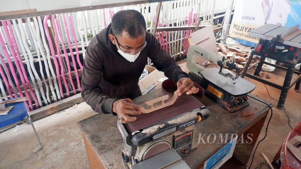 Warga membuat produk kriya kayu saat mengikuti pelatihan pembuatan produk <i>geopark</i> di Balai Desa Pulau Sewangi, Kecamatan Alalak, Kabupaten Barito Kuala, Kalimantan Selatan, Senin (23/10/2023). 