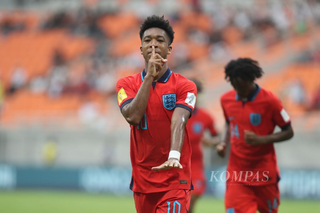 Pemain Inggris, Sam Amo-Ameyaw, merayakan gol yang dicetaknya ke gawang Kaledonia Baru di babak penyisihan Grup C Piala Dunia U-17 2023 di Stadion Internasional Jakarta (JIS), Sabtu (11/11/2023). Inggris menang 10-0.