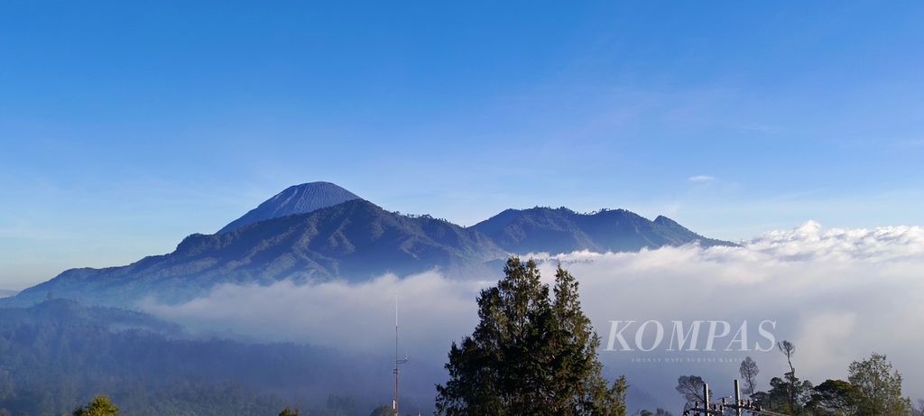 Pemandangan Gunung Semeru dilihat dari Malang. Foto diambil pada Sabtu (2/9/2023).