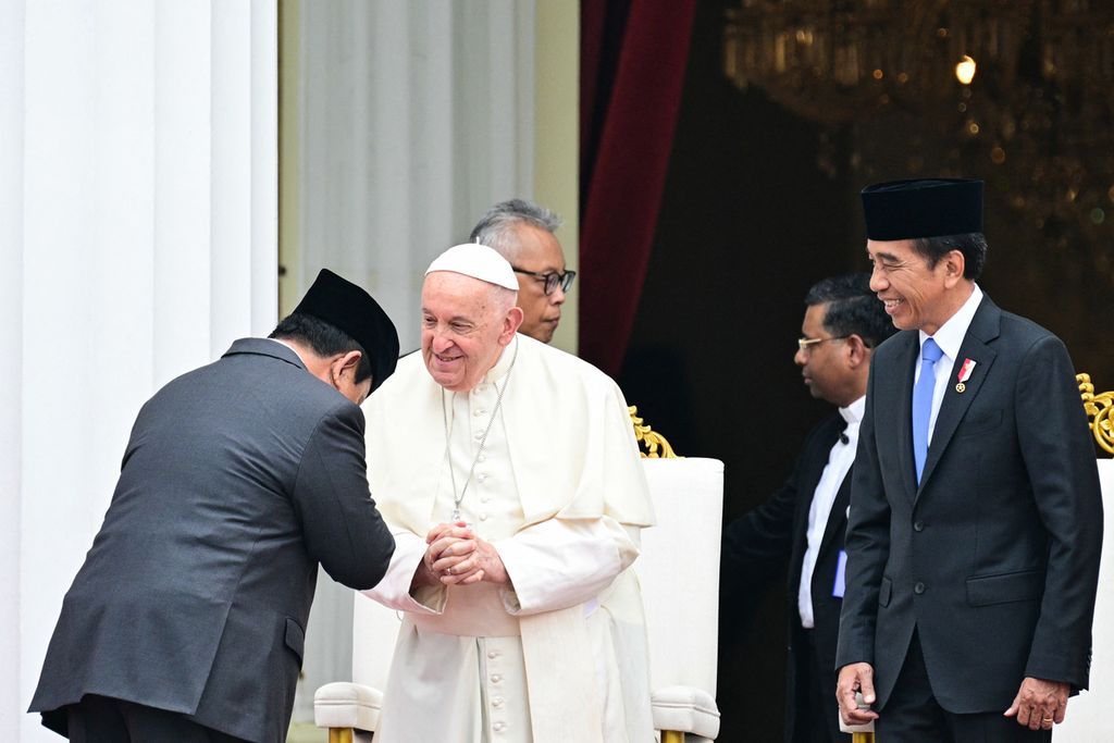 Presiden Indonesia Joko Widodo (kanan) mengenalkan Menteri Pertahanan Indonesia yang juga presiden terpilih, Prabowo Subianto (kiri), kepada Paus Fransiskus (tengah) saat upacara penyambutan di Istana Kepresidenan di Jakarta, Rabu (4/9/2024). 