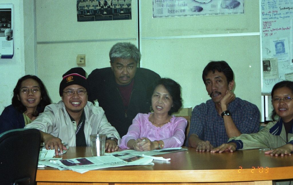 Soelastri Soekirno, keempat dari kiri saat berkumpul dengan sesama wartawan Kompas di ruang rapat Redaksi Kompas, Jalan Palmerah Selatan, Jakarta pada 2002.