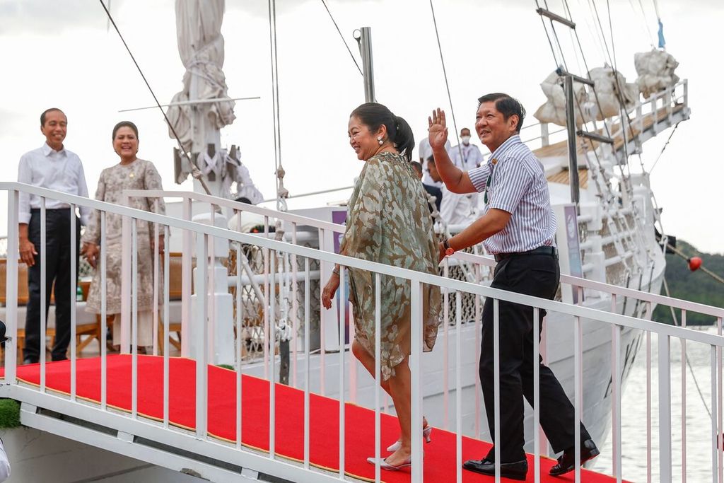 Presiden Filipina Ferdinand Marcos Jr (kanan) dan istrinya, Maria Louise Araneta (kedua dari kanan), naik ke kapal pinisi bersama dengan para pemimpin ASEAN lainnya untuk menikmati pemandangan matahari terbenam di sela-sela KTT Ke-42 ASEAN di Labuan Bajo, Manggarai Barat, Nusa Tenggara Timur, Rabu (10/5/2023). 