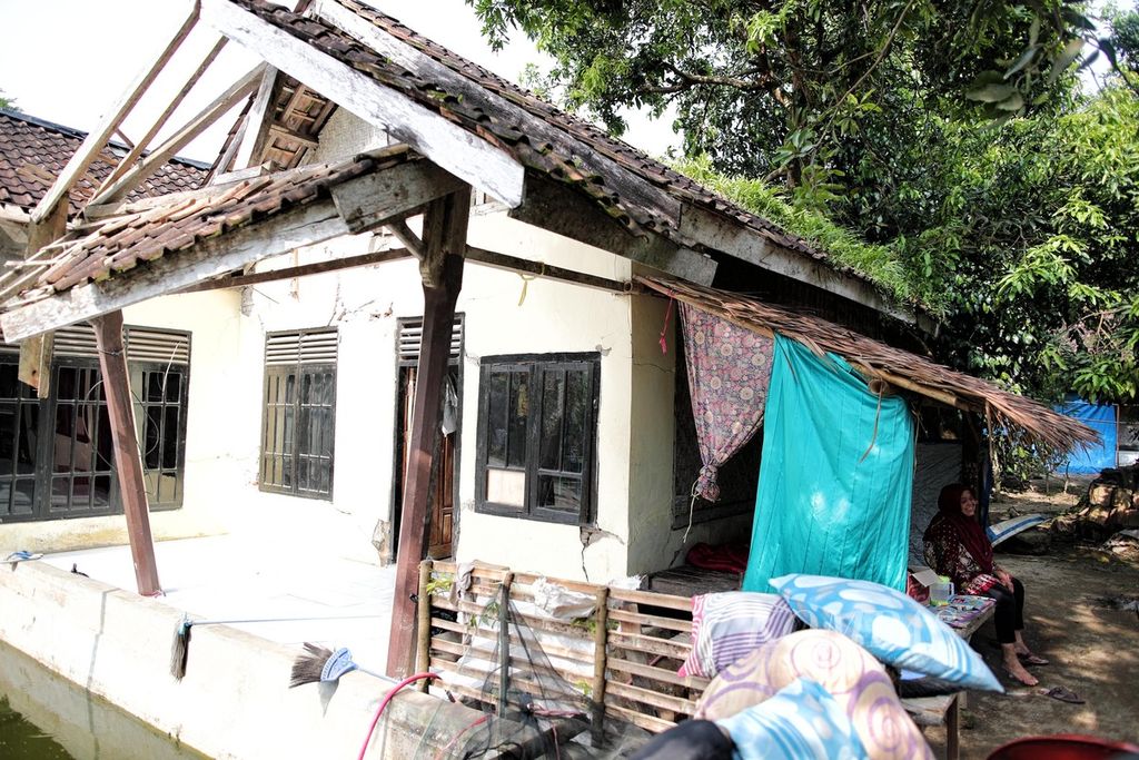 Warga Desa Taman Jaya, Sumur, Pandeglang, Banten, beristirahat di luar rumah, Sabtu (15/1/2022), setelah diguncang gempa berkekuatan magnitudo 6,7 sehari sebelumnya. Mereka belum berani masuk ke rumah karena gempa susulan masih sering terjadi.