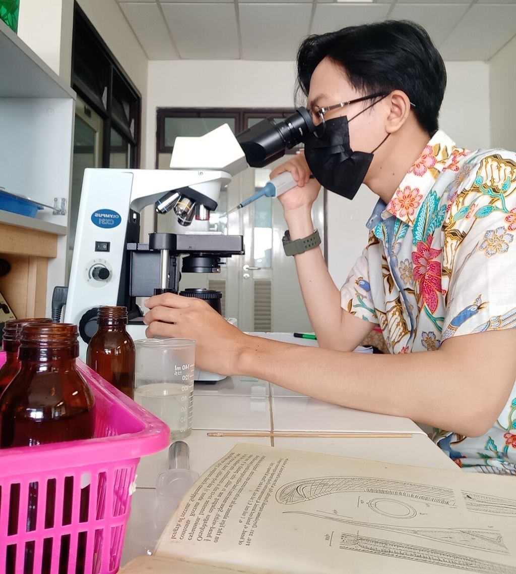 Balawara Andika dari Universitas Jember sedang bekerja di laboratorium di UGM Yogyakarta.