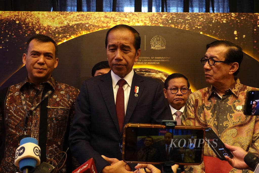 Presiden Joko Widodo memberikan keterangan pers seusai acara peresmian peluncuran Golden Visa di Jakarta, Kamis (25/7/2024).