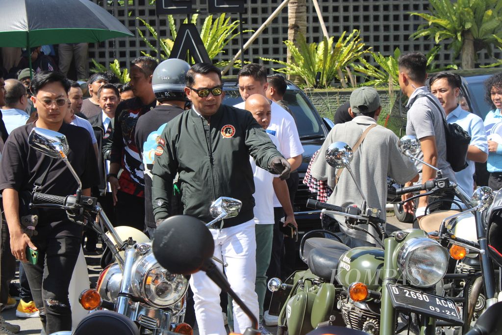 Ketua Tim Kampanye Daerah Prabowo-Gibran Jawa Barat Ridwan Kamil berjalan menuju sepeda motor yang akan digunakan di Kota Bandung, Jawa Barat, Selasa (30/1/2024).