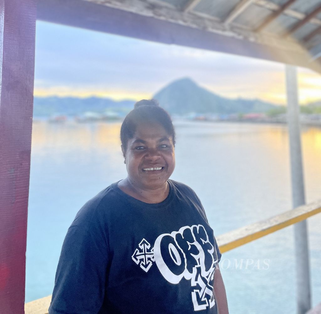 Petronela Merauje (43) atau Mama Nela, seorang aktivis lingkungan asal Kampung Enggros, Distrik Abepura, Kota Jayapura, Papua.