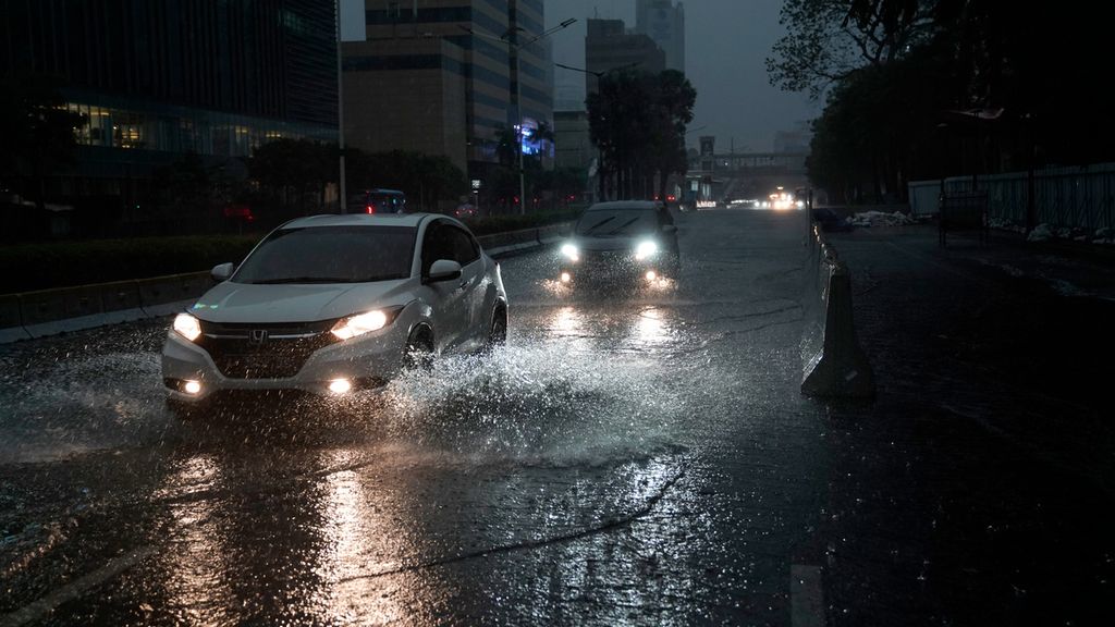 Kendaraan melewati genangan air di Jalan MH Thamrin, Jakarta Pusat, Jumat (16/10/2020). Hujan deras yang mengguyur Jakarta sejak sore mengakibatkan genangan di sejumlah titik. Fenomena iklim regional La Nina menunjukkan penguatan. Fenomena ini perlu diwaspadai karena La Nina biasanya meningkatkan intensitas hujan.