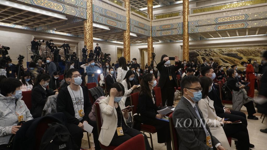 Jurnalis bersiap-siap sebelum konferensi pers Perdana Menteri China Li Qiang dimulai di Gedung Aula Besar Rakyat, Lapangan Tiananmen, Beijing, China, Senin (13/3/2023).