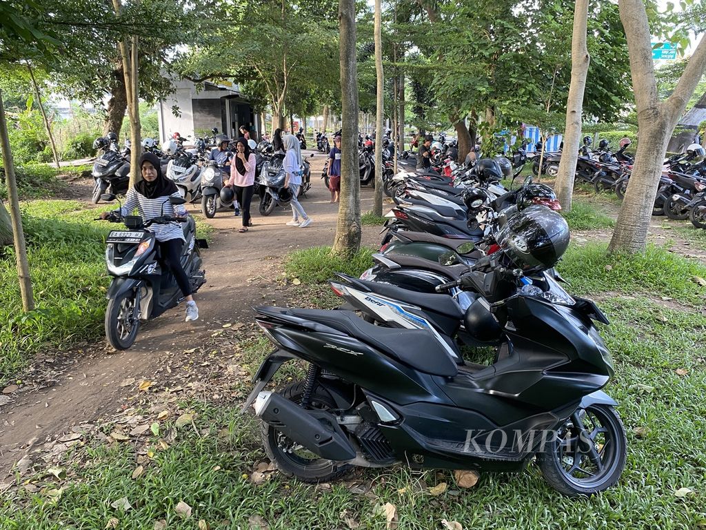Puluhan sepeda motor milik warga yang sedang berolahraga terparkir di Taman Udayana, Kota Mataram, NTB, seperti terlihat Rabu (10/1/2024).