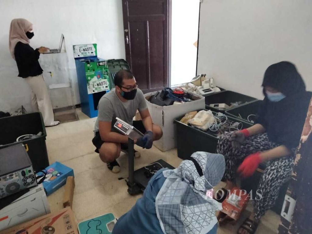 Tim sukarelawan Komunitas EwasteRJ memilah sampah elektronik dari masyarakat sesuai kategori. Masyarakat dapat mengirimkan sampah elektronik ke gudang EwasteRJ di Jakarta ataupun di agen yang tersebar di sejumlah daerah. Komunitas EwasteRJ mengajak masyarakat tidak membuang sampah elektronik sembarangan.