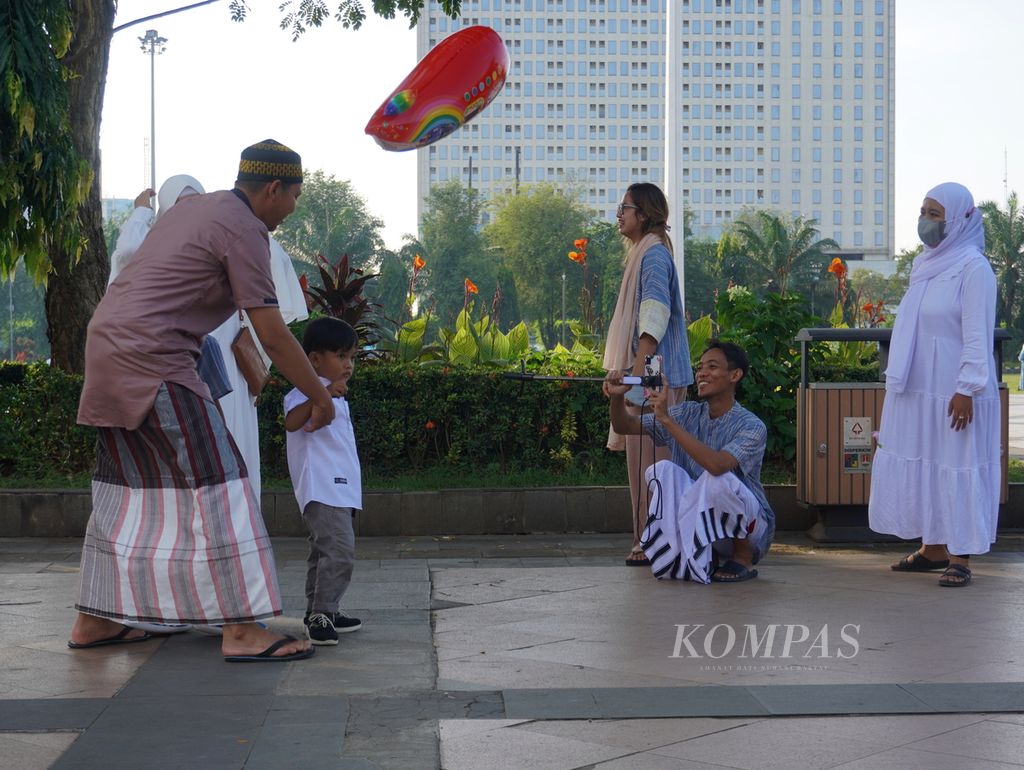 Anak-anak turut berfoto setelah mengikuti shalat Idul Fitri di Lapangan Simpang Lima Kota Semarang, Senin (2/5/2022). 