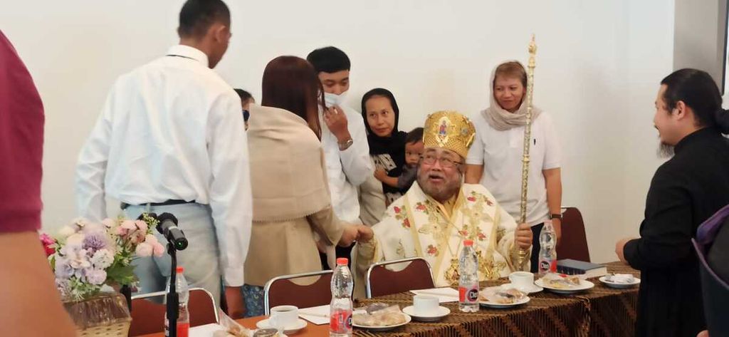 Pemimpin Gereja Ortodoks Indonesia, Episkop Daniel dari Nikopolis, menyapa umat Gereja Ortodoks Indonesia dalam acara penyambutannya di Serpong, Tangerang Selatan, Minggu (23/7/2023).